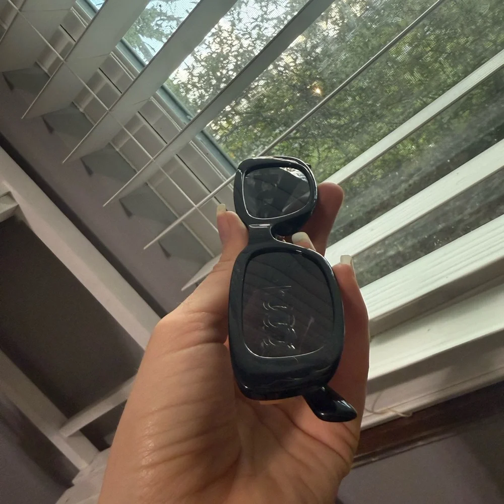 Steve Madden Sleek Black Sunglasses with Gold Accents - Picture 5 of 6